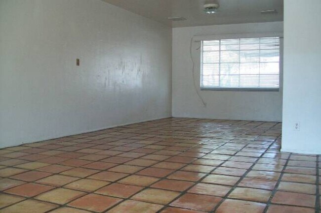 Building Photo - **Spacious 4 Bedroom Home in the Heart of Tempe!**
