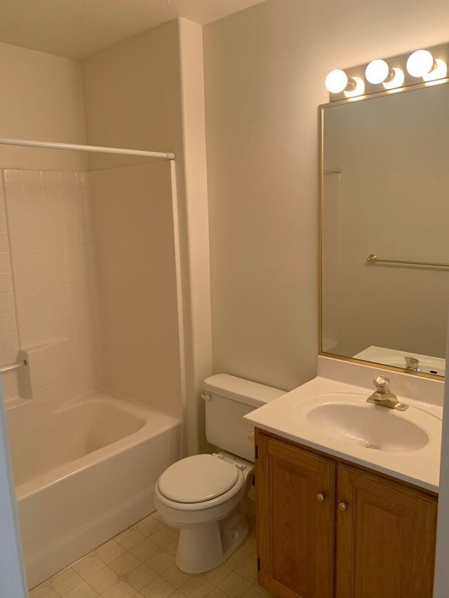 Building Photo - Park side Townhome End Unit!