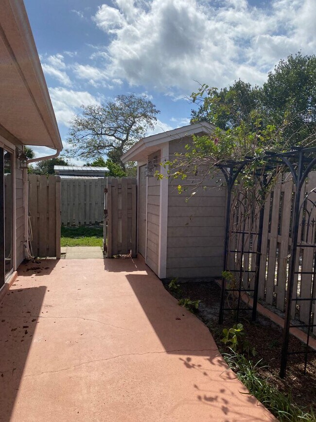 Building Photo - SPACIOUS, FIRST FLOOR CONDO WITH BIG FENCED IN PATIO IN THE LOVELY COMMUNITY OF QUAIL RIDGE!