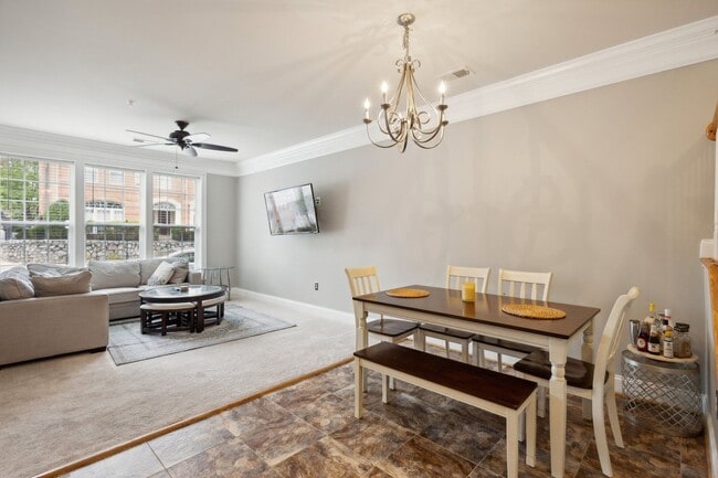 Building Photo - Stunning 2 bed 2.5 bath 2-story condo/townhome