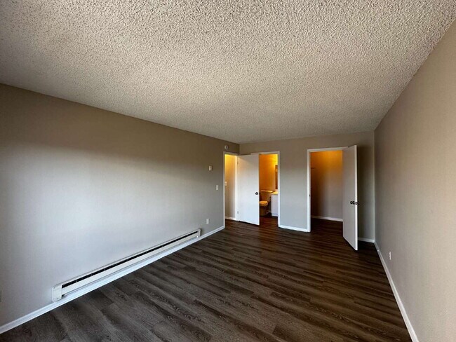 Building Photo - Beautiful Top Floor Condo with Great Views!