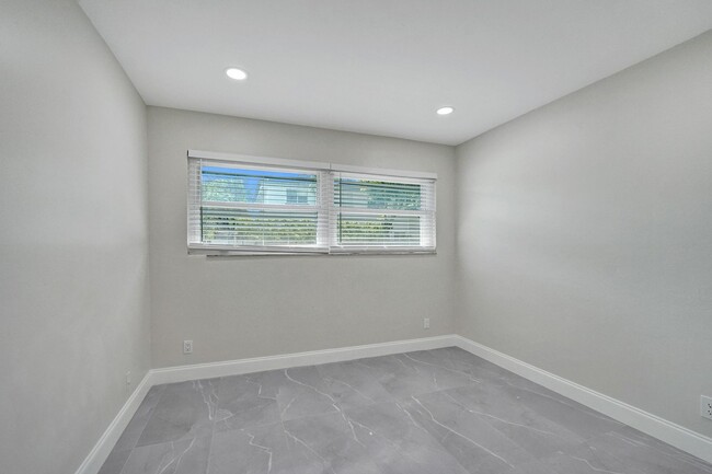 Building Photo - Beautifully Renovated 3BR/2BA Townhome in ...