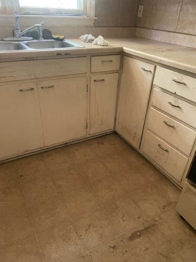 Building Photo - Three Bedroom One bathroom home for Rent