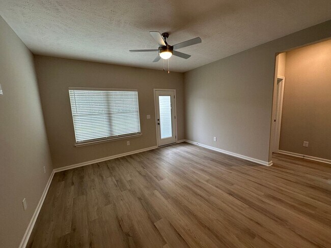 Building Photo - Brand New Townhome In Shelbyville - MOVE I...