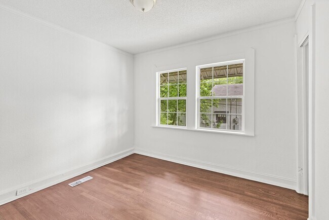Building Photo - Charming 2 Bedroom, 2 Bathroom house
