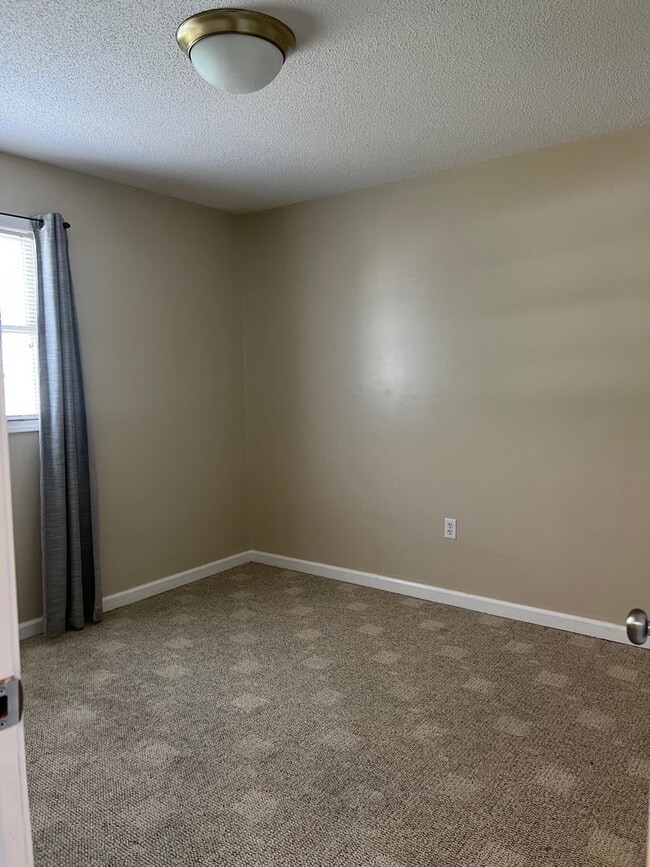 Building Photo - Hillbilly Private Drive