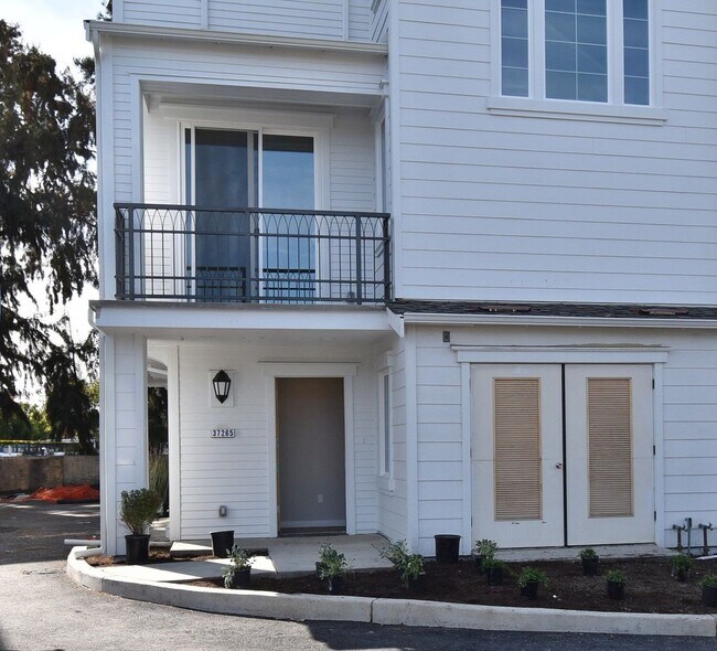 Building Photo - $4,290 / 4 BR - STUNNING NEWER MODEL TOWN HOME IN CENTRAL FREMONT