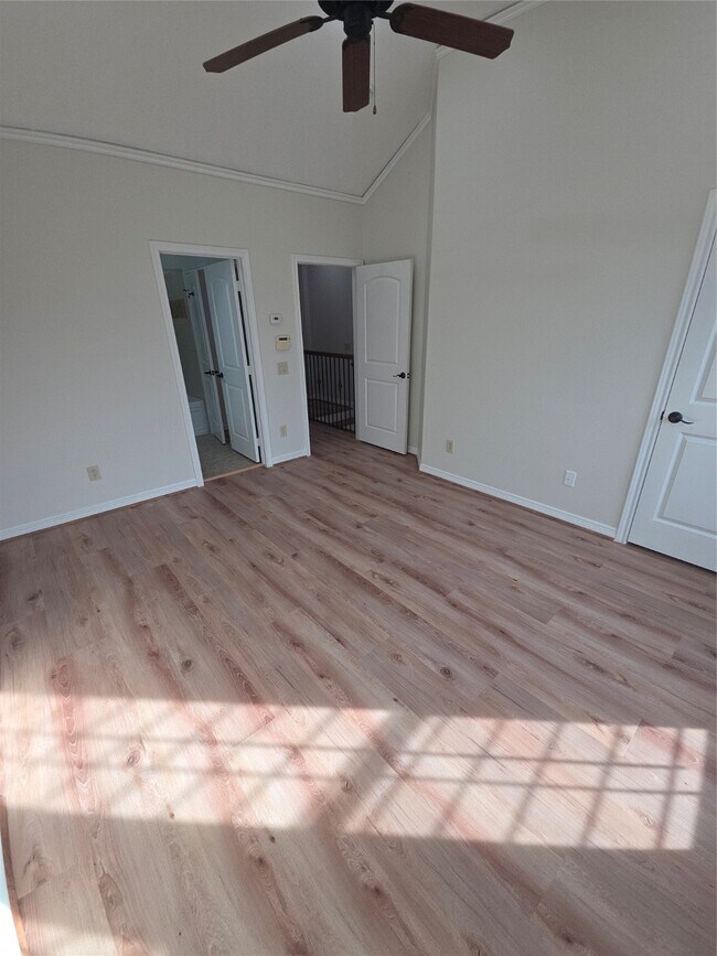 Building Photo - 3117 Fairdale Oaks E