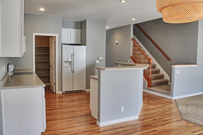 Building Photo - 4 bed 2.5 bath home in the Meadows