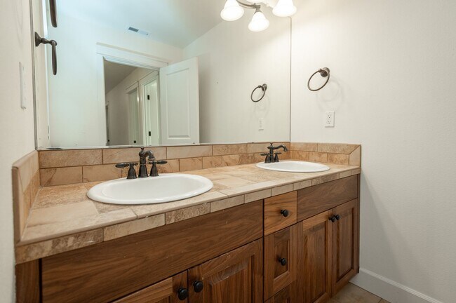 Building Photo - Sun Meadow Home 4 Bed + Bonus + Office + H...