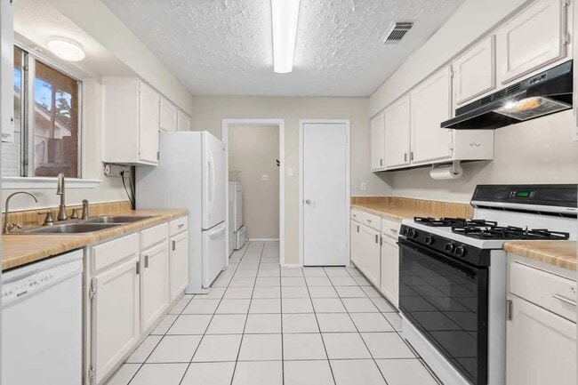 Building Photo - 18703 Lippizaner Dr