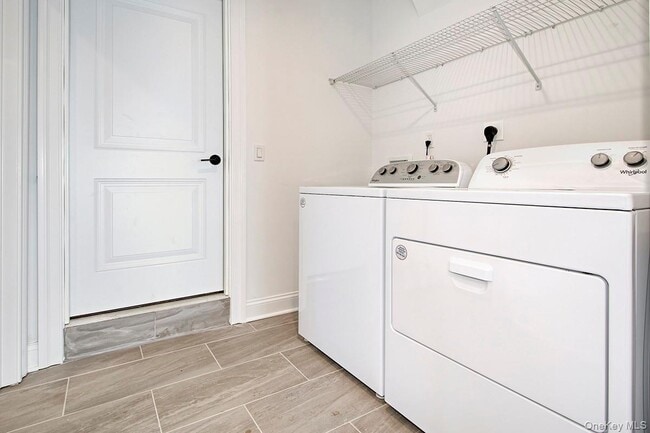 Building Photo - 113 Gainsborg Ave E