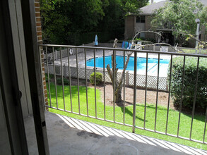 Building Photo - Shandon Gardens Unit #12