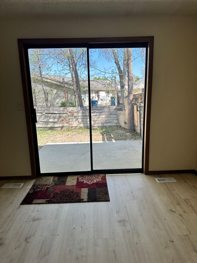Building Photo - Centrally Located  2 Bedroom 1 Bathroom Du...