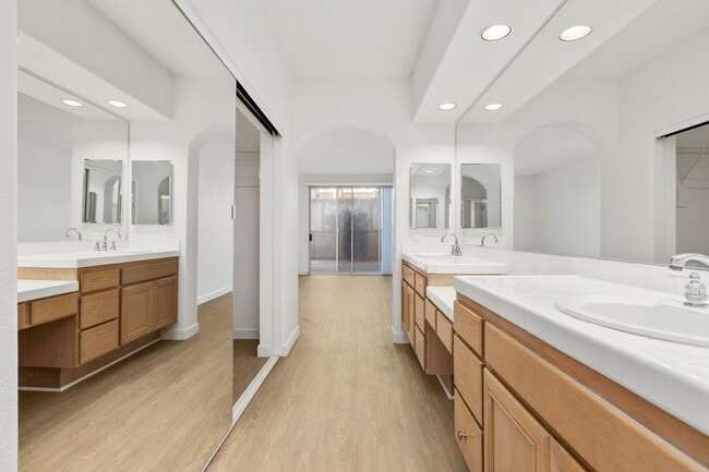 Building Photo - Spacious Vista Home