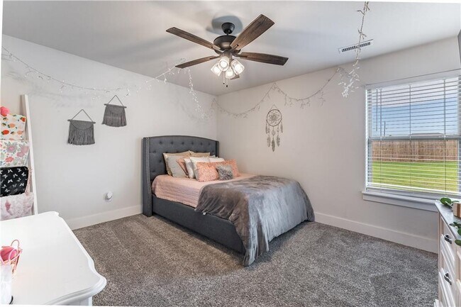 Building Photo - 707 W Jillian St