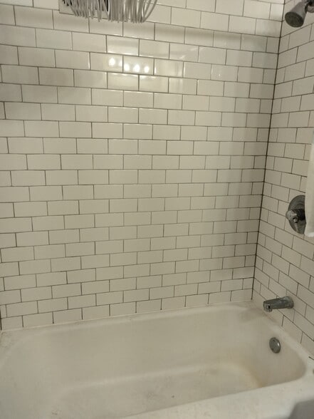 shower - 1031 Quivera Cir