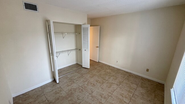 Building Photo - Gated 2nd Floor 2 Bed, 2 Bath Condo in Orl...