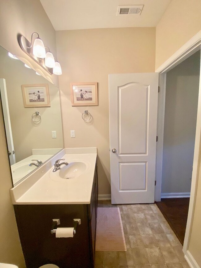 Building Photo - 4BD/3.5BA Gorgeous End Unit Townhouse with...