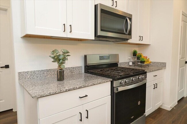 Building Photo - 14463 Cedar Ledge Ln