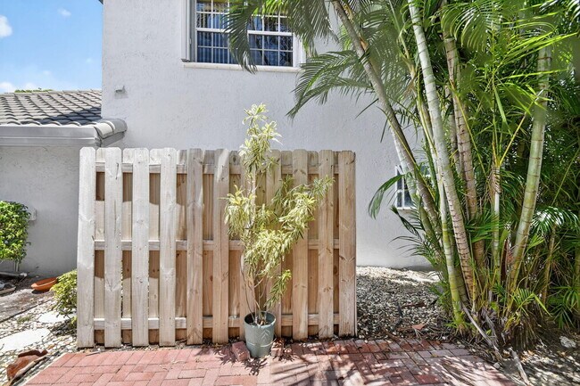 Building Photo - 11570 Briarwood Cir