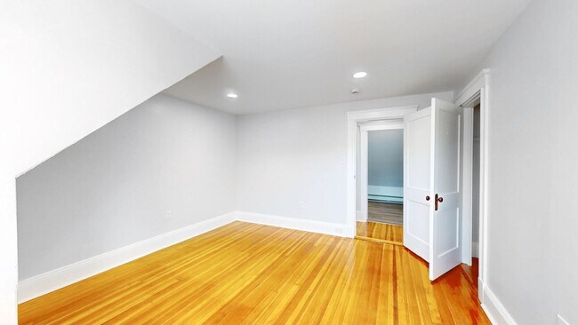 Building Photo - Avl 6/1 or sooner - Renovated 2BR in downt...