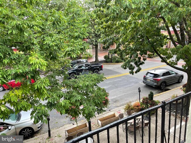 Building Photo - 139 Kings Hwy E