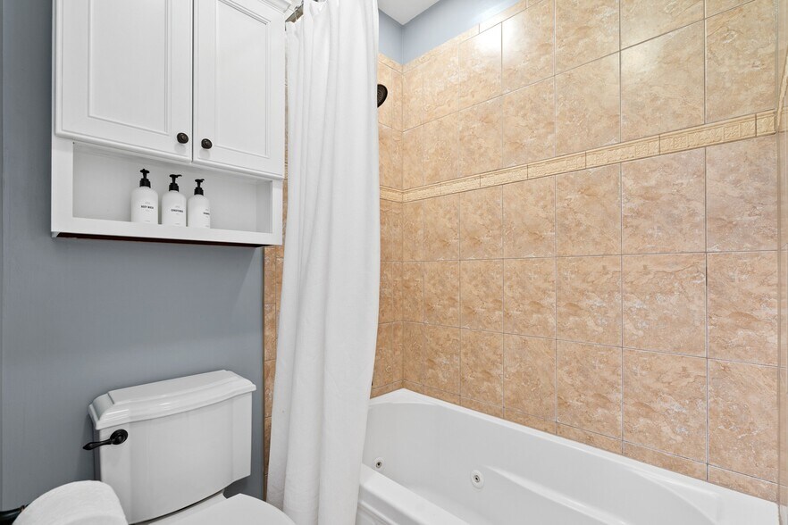 Building Photo - 913 W Belden Ave