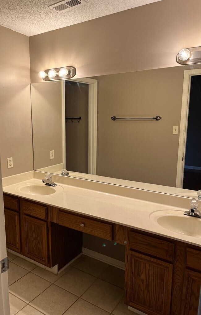 Building Photo - Knoxville 37922, 3 bedroom, 2 bath home with a lot of storage - Call Susan Niedergeses (865) 300-...