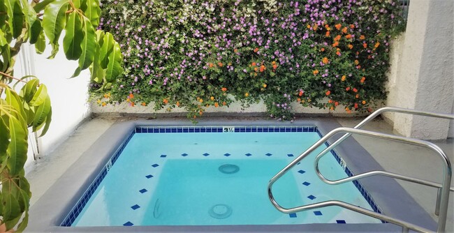 Building Photo - Luxurious 2 Bedroom, 2 Bath Condo in the Heart of Prime Hollywood