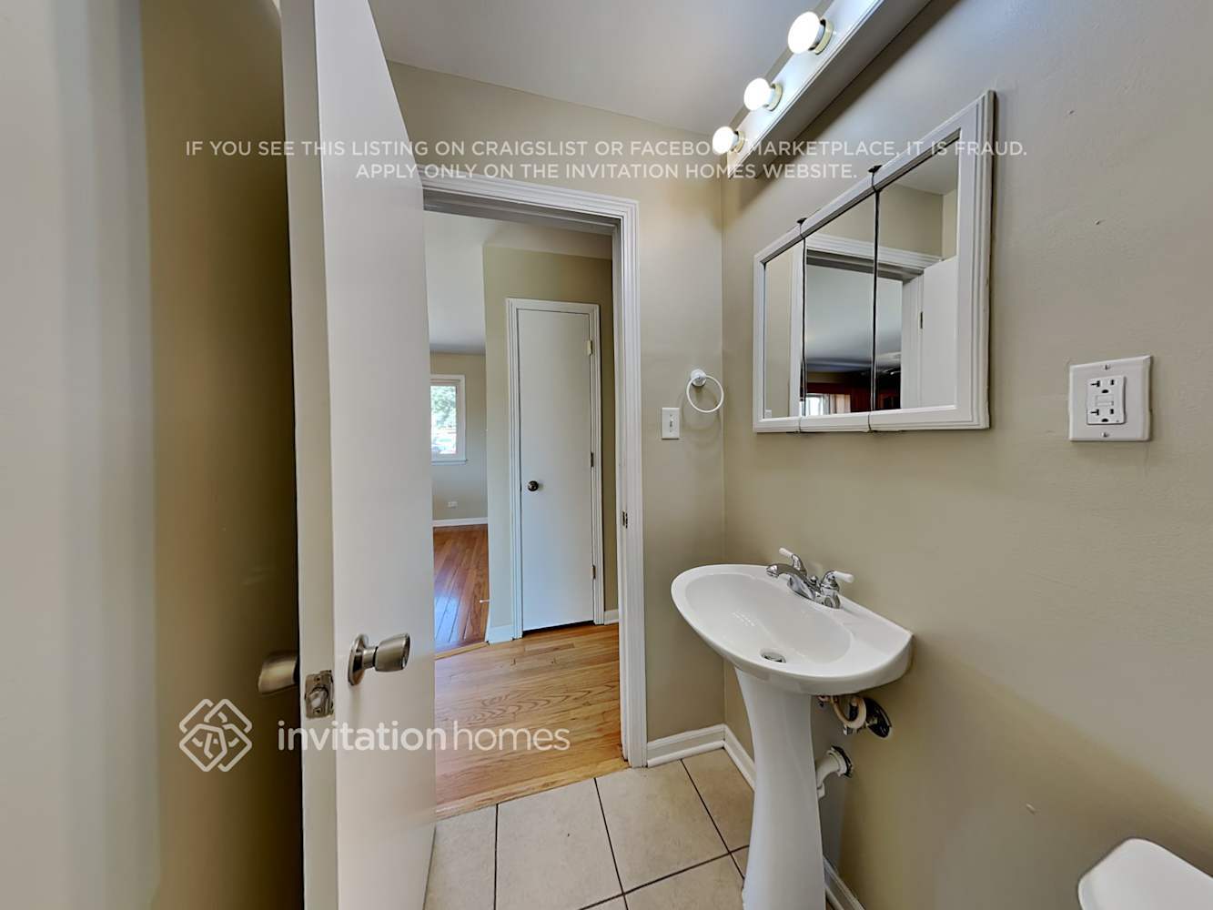 Building Photo - 7648 S Oconto Ave