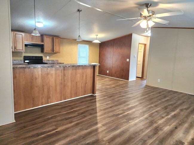 Building Photo - Inviting 3 bedroom 2 bath House with fenced yard