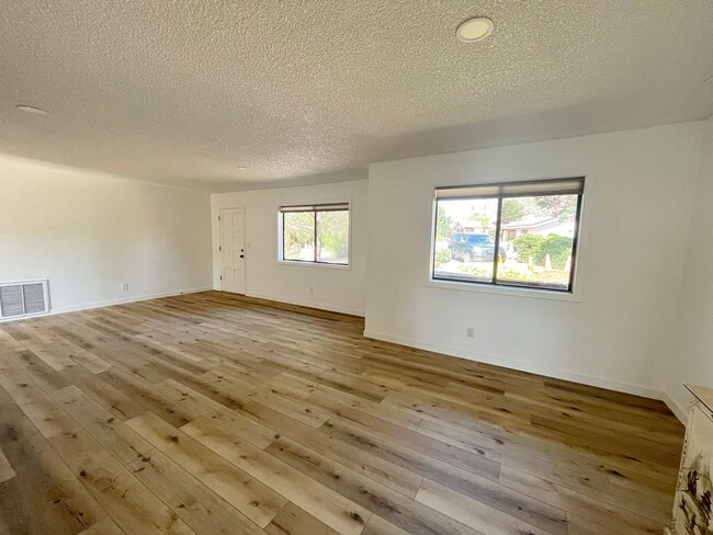 Building Photo - HOUSE - VILLAGE OF OAK CREEK