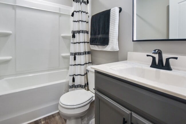 Building Photo - Pet Friendly Three Bedroom!