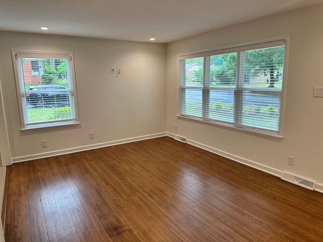 Building Photo - Beautiful 3 Bedroom Home in Windsor Park!