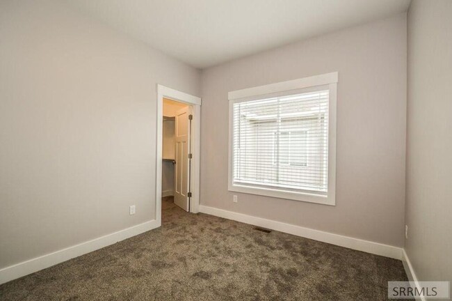 Building Photo - Saturn Townhomes