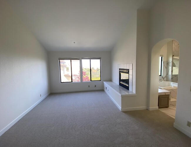 Building Photo - 27 Tulip Ln