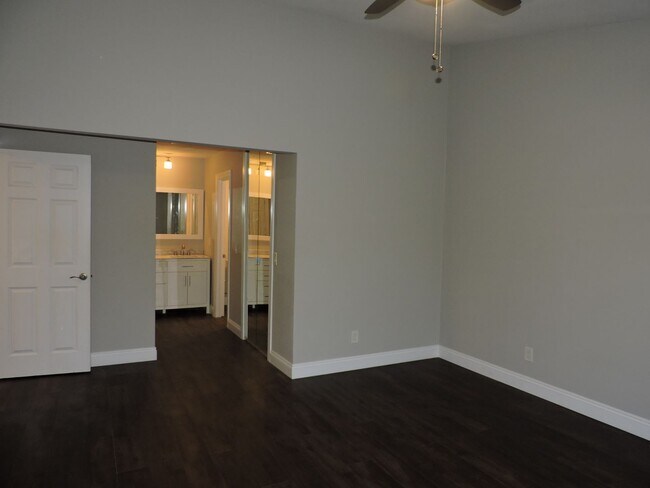 Building Photo - Convenient to schools, beaches & shopping.