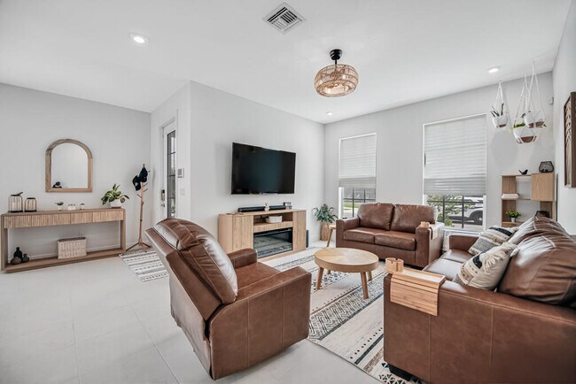 Building Photo - 930 SW Pr Ave