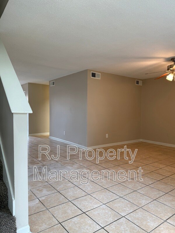 Building Photo - 3400 Lord Dunmore Cove