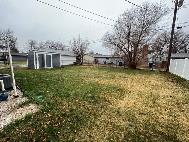 Building Photo - Spacious 4 Bedroom, 2 Bathroom Home on the...