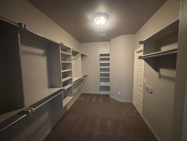 Building Photo - Beautiful 4 bed, 2 bath WITH an Office and STORM SHELTER
