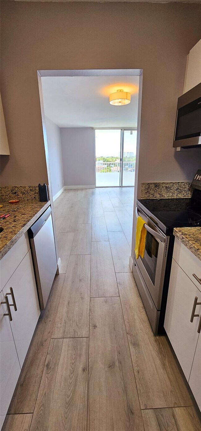 Building Photo - 2000 NE 135th St