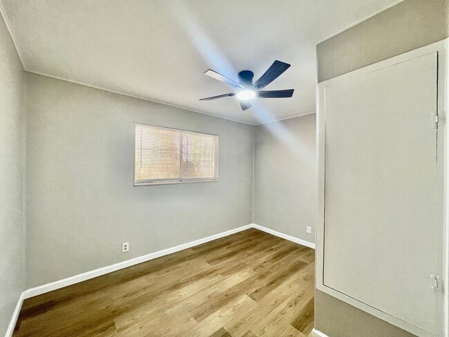 Building Photo - 2 Bedroom / 1 Bathroom Duplex Unit with In-Unit Washer/Dryer Connections