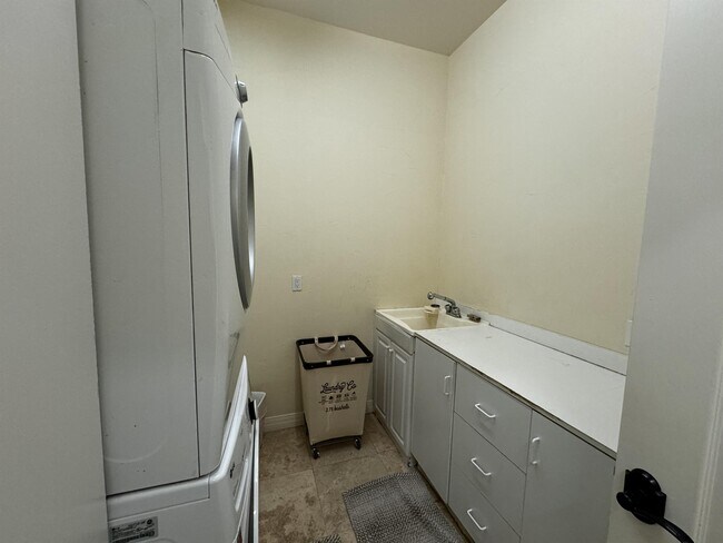 Building Photo - 5200 Garden Vly