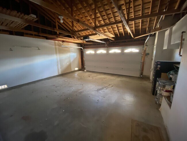 Building Photo - Single story 3 bed, 2 bath home with yard