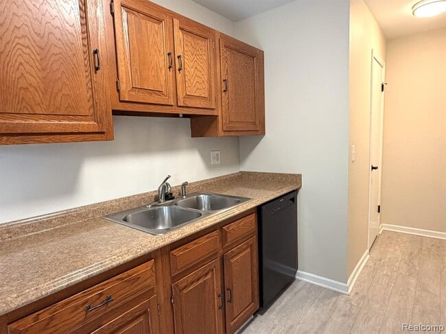 Building Photo - 41090 Southwind Dr