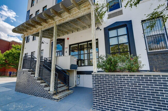 Building Photo - 231 E North Ave