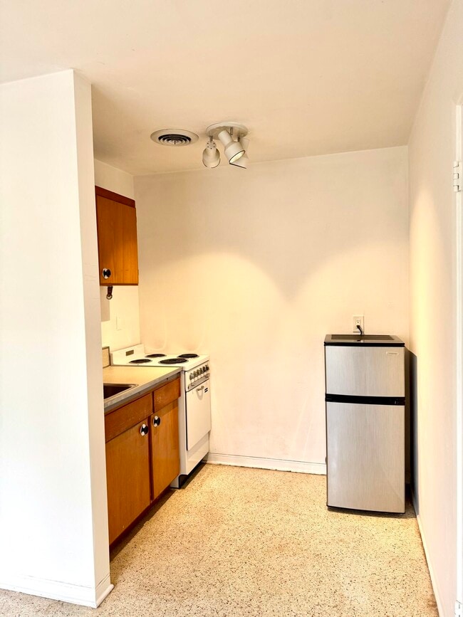 Building Photo - 1121 NE 16th Terrace