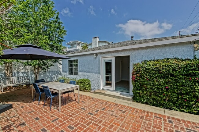 Building Photo - CHARMING & AIRY HOME W/ SPACIOUS FENCED YARD & LARGE 2-CAR GARAGE CLOSE TO SCHOOLS, SHOPPING & MI...